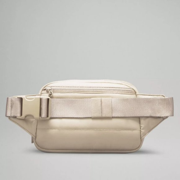 Lululemon Everywhere Belt Bag Large 2L Wunder Puff in Trench - Picture 3 of 9